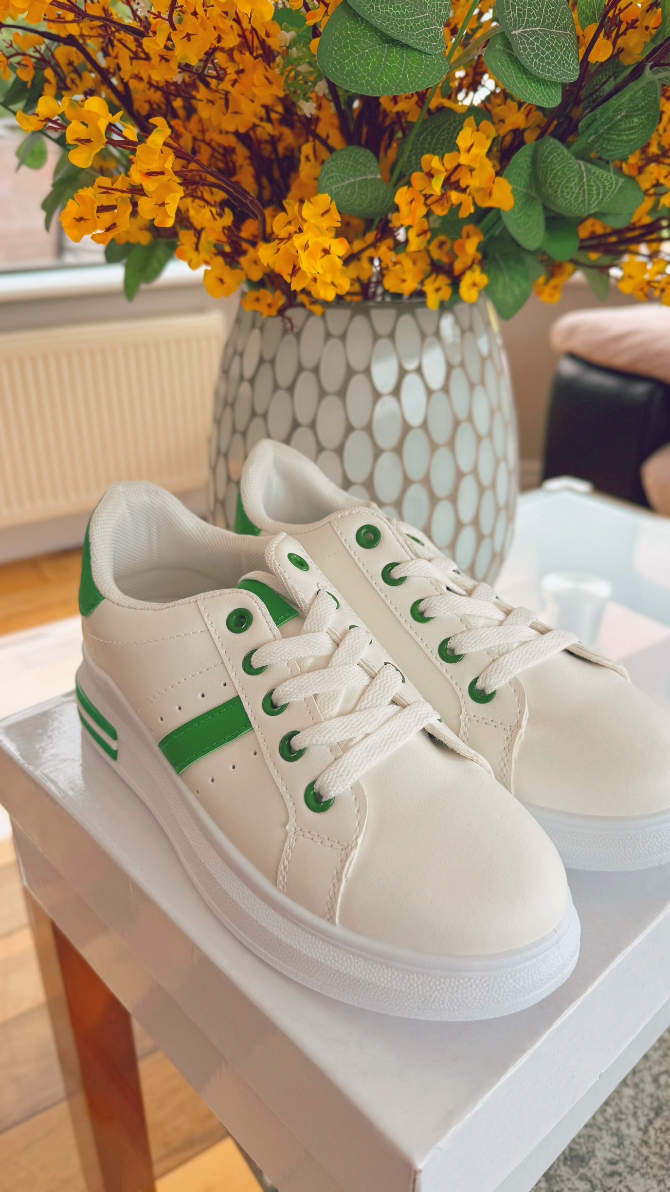 WHITE TRAINER WITH GREEN STRIPE