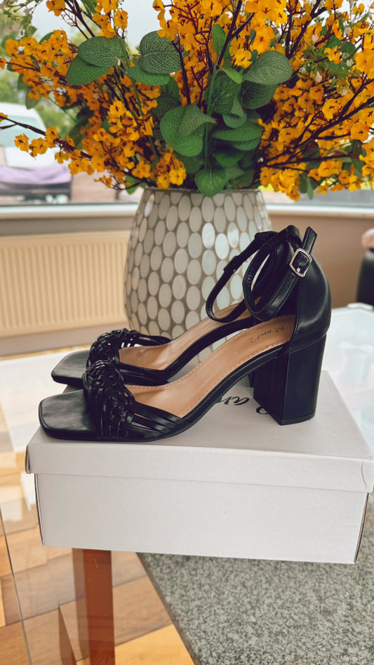 BLACK BLOCK HEEL WOVEN SANDALS