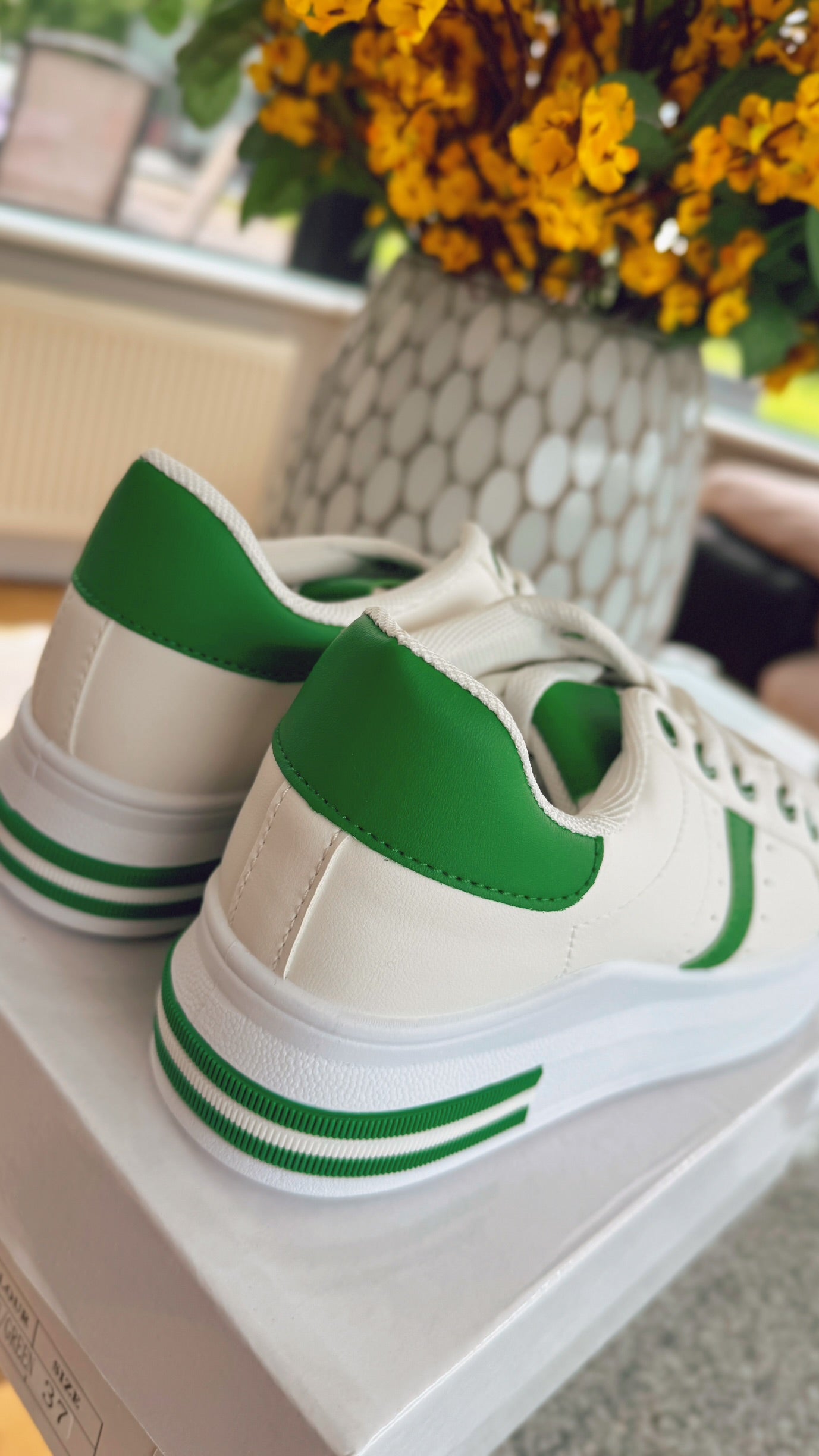 WHITE TRAINER WITH GREEN STRIPE
