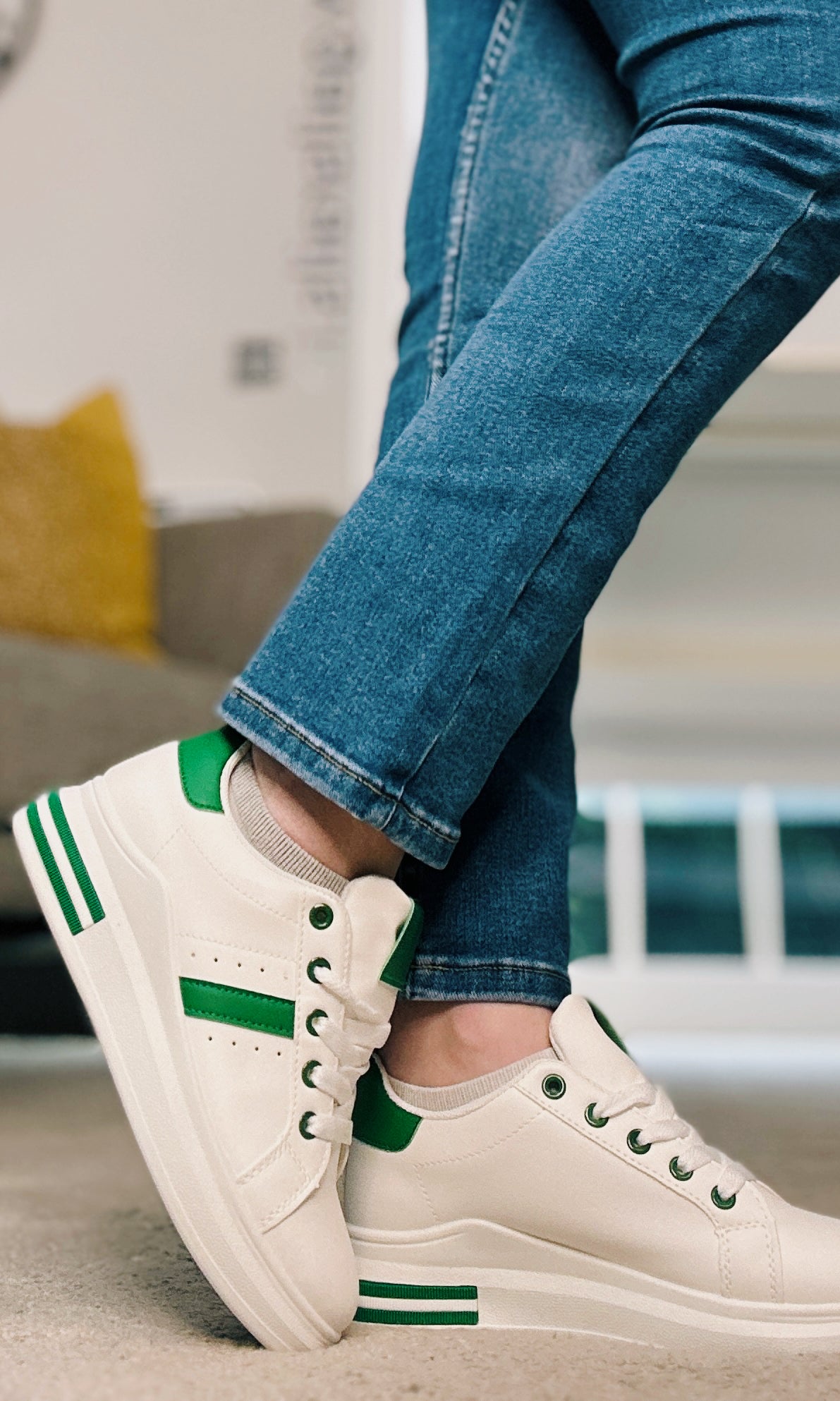 WHITE TRAINER WITH GREEN STRIPE