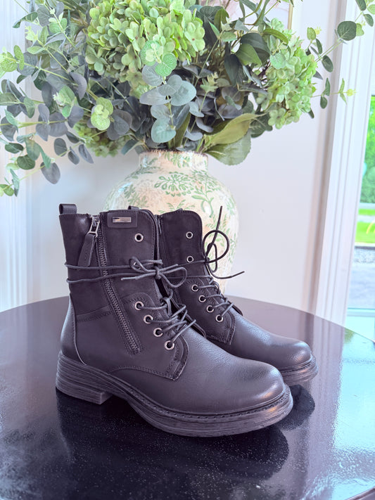 BLACK LACE UP BIKER BOOTS