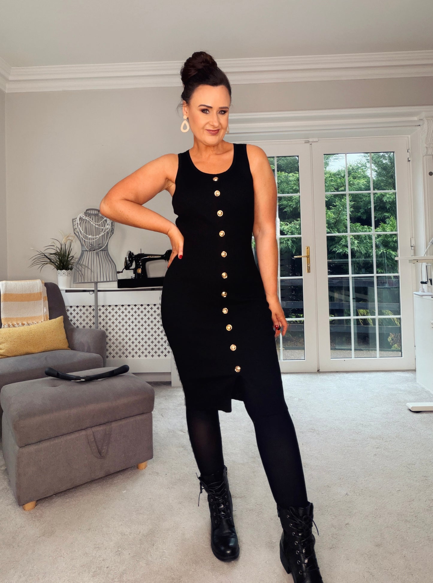 BLACK RIBBED BUTTON FITTED DRESS