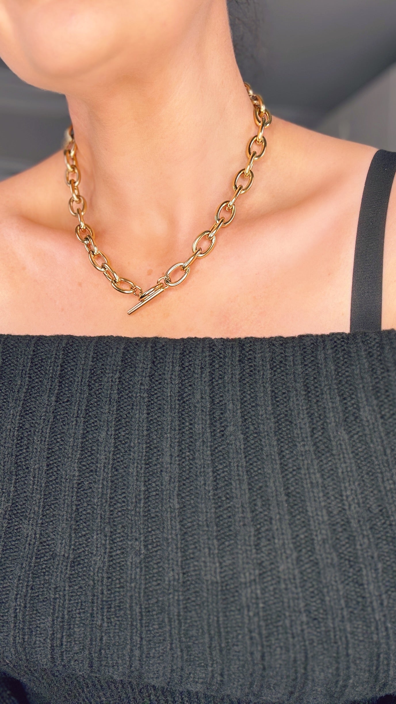 GOLD CHUNKY T-BAR NECKLACE
