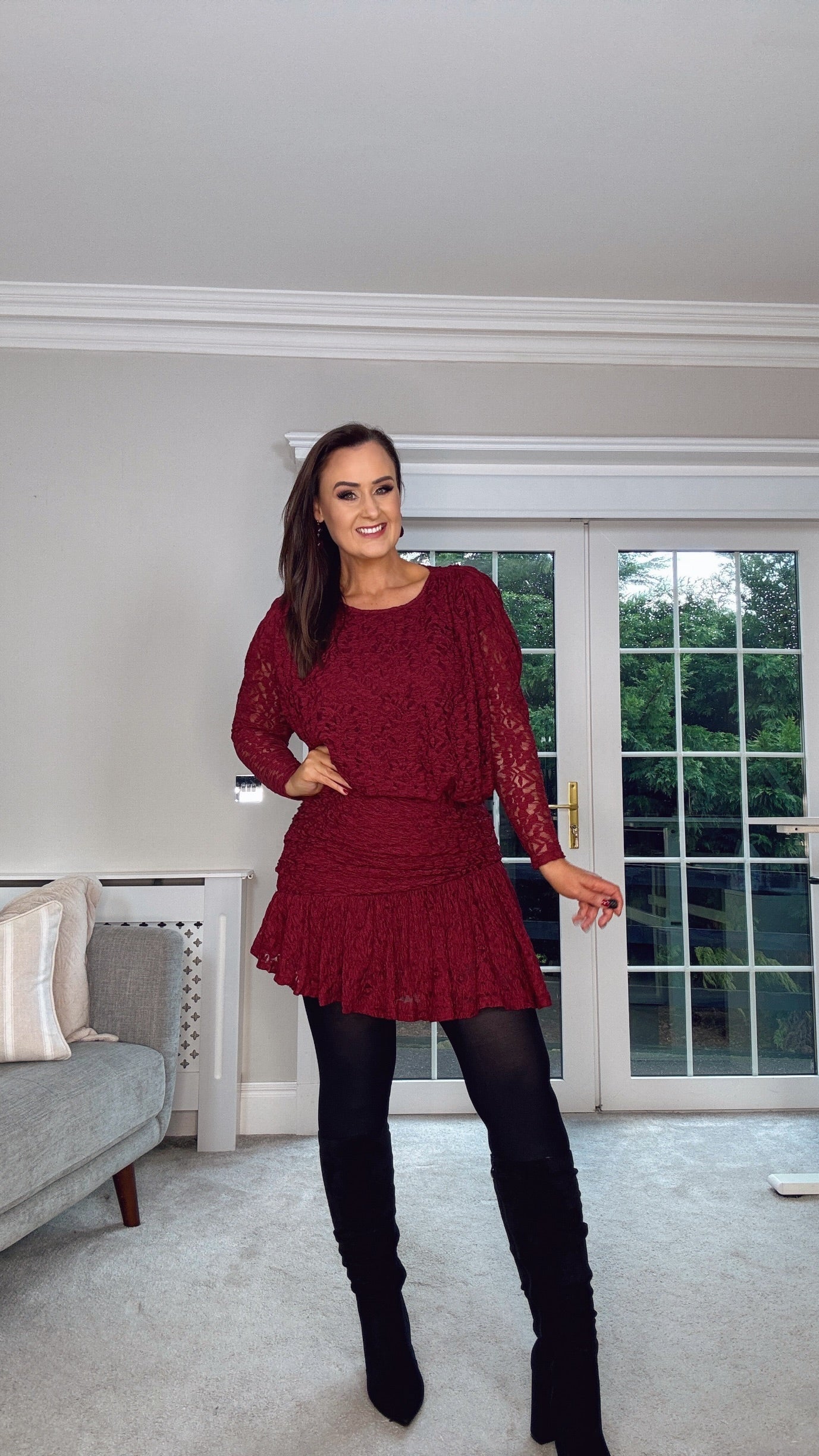 BURGUNDY SHORT STRETCH LACE DRESS