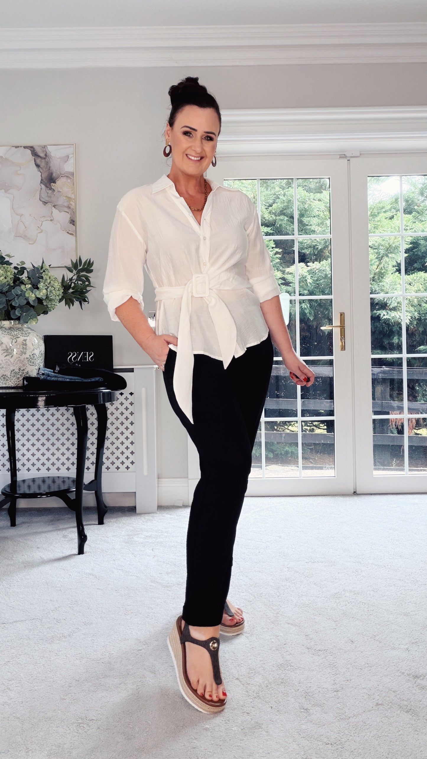 WHITE BUCKLE BELT SHIRT WITH CLEVER TIE WAIST