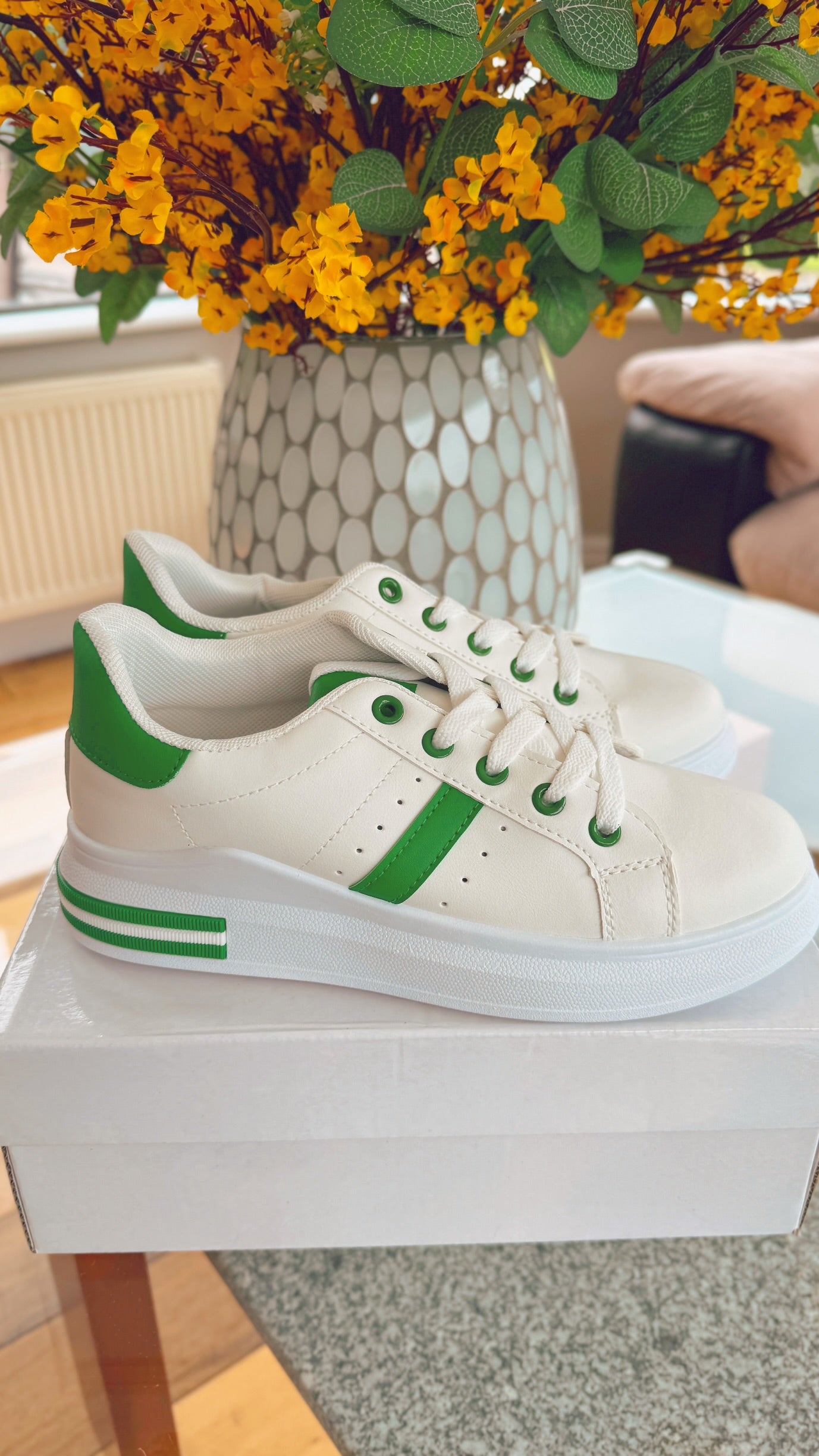 WHITE TRAINER WITH GREEN STRIPE