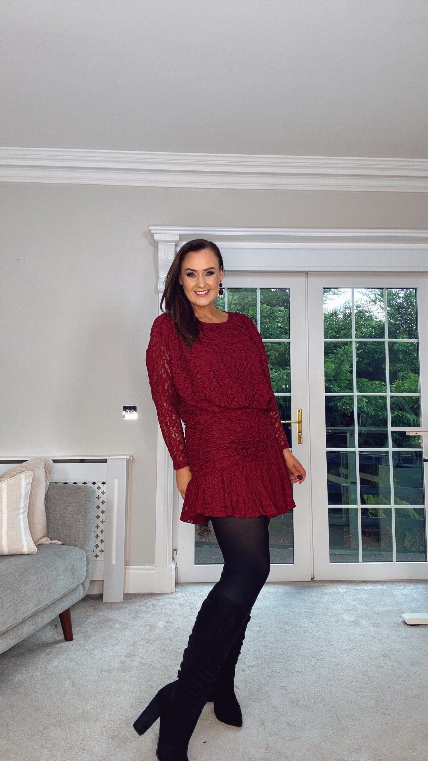 BURGUNDY SHORT STRETCH LACE DRESS